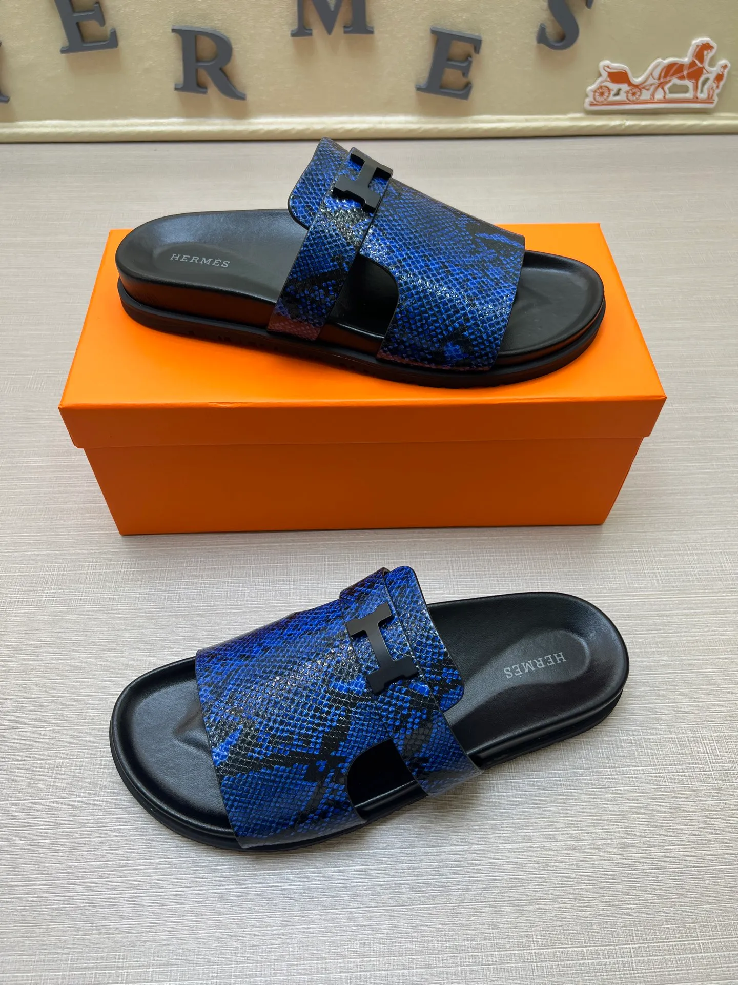 [H Family Hermès] P: 360💰 Size: 38-45 Hermes Men’s Kazimir Slippers - 2025 Summer New Hermès Same as the original version, with colored cowhide surface + rubber combined sole, handmade by master-level craftsmen! ❥High-end customization, exclusive products, the highest version in the industry.